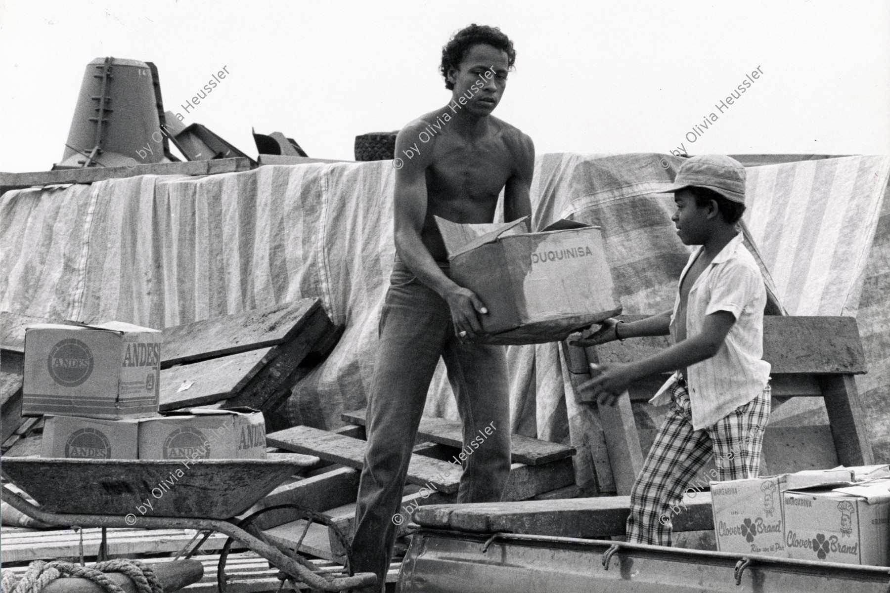 Image of sheet 19840500 photo 43: Atlantikküste RAAS 1984 Bluefields Männer transport Man men boat ship Nicaragua √