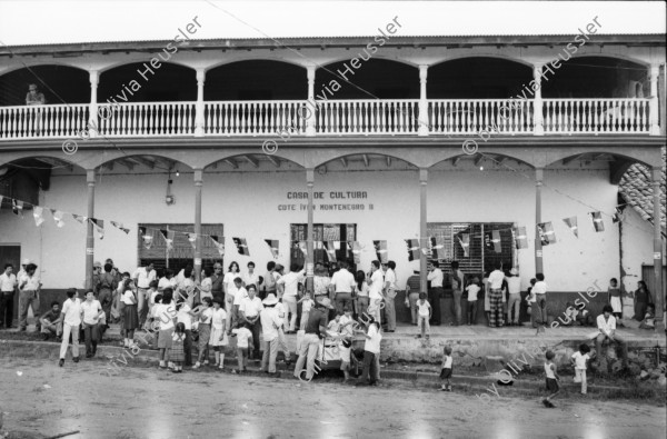 Image of sheet 19840510 photo 10: Sandinist Kommandant Cmdte. Daniel Ortega lässt sich für den Film von Hans Langenberg, (NL) interviewen. Gabriela Baur mit Camera filmt und ich mache den Ton. Portrait . Wahlpropaganda in Juigalpa und Acuapa. St. Tomas. Freie Bauern grüssen. Leopard aus Holz und Victoria Bier  Bierreklame. Journalisten im Bus. Nicaragua 1984