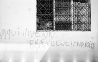 Image of sheet 19840510 photo 23: Sandinist Kommandant Cmdte. Daniel Ortega lässt sich für den Film von Hans Langenberg, (NL) interviewen. Gabriela Baur mit Camera filmt und ich mache den Ton. Portrait . Wahlpropaganda in Juigalpa und Acuapa. St. Tomas. Freie Bauern grüssen. Leopard aus Holz und Victoria Bier  Bierreklame. Journalisten im Bus. Nicaragua 1984