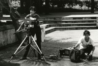 Image of sheet 19840510 photo 40: Sandinist Kommandant Cmdte. Daniel Ortega lässt sich für den Film von Hans Langenberg, (NL) interviewen. Gabriela Baur mit Camera filmt und Olivia Heussler als Tonfrau Technikerin Ton. Portrait. Nicaragua 1984 √