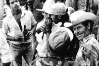 Image of sheet 19840520 photo 0: Männer und Alkohol. Sie trinken Bier an einer Corrida fest party. cerveza Nicaragua 1984 America central wahlen election beer consum alcohol drink man √ farmer campesino hut basket