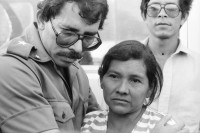 Image of sheet 19840520 photo 37: Für Ortega kämpfen sich junge Burschen auf lahmen Kühen durch die Corrida. Einige stürzen. Die Männer rennen wild im Gehege umher.Daniel Ortega ist auch Anlaufstelle für kleine Bemerkungen in der Bevölkerung. Männer und Alkohol. Sie trinken Bier. cerveza Nicaragua 1984 America central wahlen election