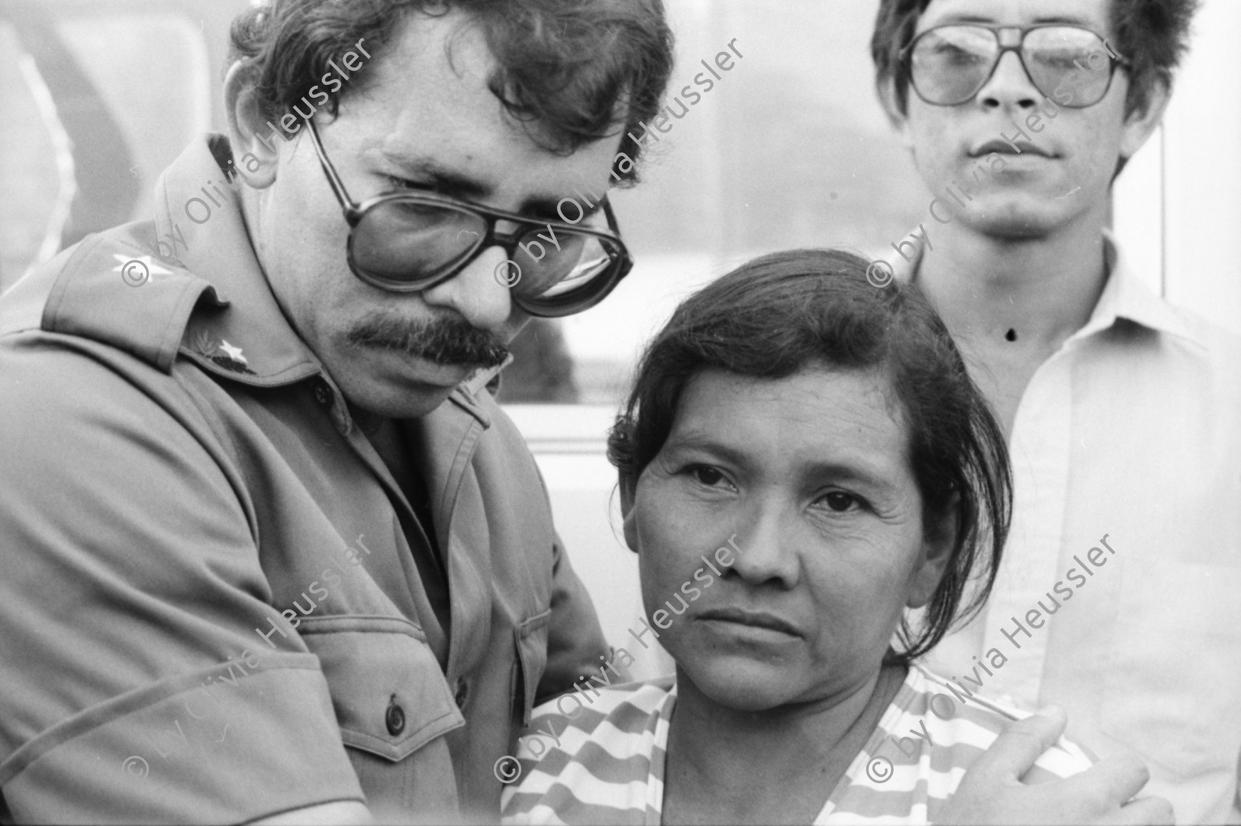 Image of sheet 19840520 photo 37: Für Ortega kämpfen sich junge Burschen auf lahmen Kühen durch die Corrida. Einige stürzen. Die Männer rennen wild im Gehege umher.Daniel Ortega ist auch Anlaufstelle für kleine Bemerkungen in der Bevölkerung. Männer und Alkohol. Sie trinken Bier. cerveza Nicaragua 1984 America central wahlen election