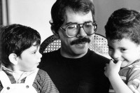 Image of sheet 19840530 photo 40: Kommandant Daniel Ortega Saavedra mit seinem Sohn zu Hause in Managua 1984 √ comandante de la revolucion at home private privacy family member

José Daniel Ortega Saavedra (Spanish pronunciation: [xo̞ˈse̞ ðaˈnje̞l o̞rˈte̞ɣa saˈβe̞ðɾa]; born 11 November 1945) is a Nicaraguan politician. He is the current President of Nicaragua (since 2007), a position he has held previously between 1985 and 1990. A leader in the socialist Sandinista National Liberation Front (Frente Sandinista de Liberación Nacional, FSLN), his policies in government have seen the implementation of leftist reforms across Nicaragua.
