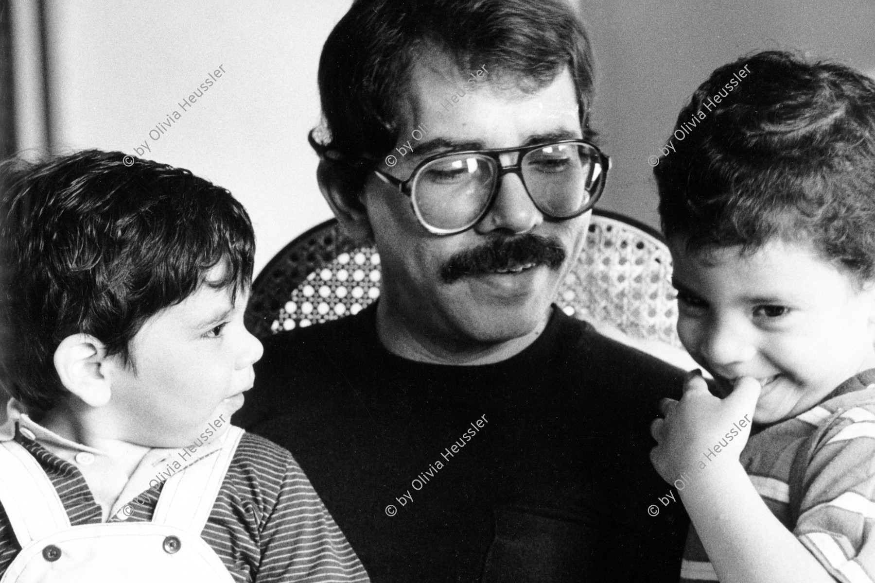 Image of sheet 19840530 photo 40: Kommandant Daniel Ortega Saavedra mit seinem Sohn zu Hause in Managua 1984 √ comandante de la revolucion at home private privacy family member

José Daniel Ortega Saavedra (Spanish pronunciation: [xo̞ˈse̞ ðaˈnje̞l o̞rˈte̞ɣa saˈβe̞ðɾa]; born 11 November 1945) is a Nicaraguan politician. He is the current President of Nicaragua (since 2007), a position he has held previously between 1985 and 1990. A leader in the socialist Sandinista National Liberation Front (Frente Sandinista de Liberación Nacional, FSLN), his policies in government have seen the implementation of leftist reforms across Nicaragua.