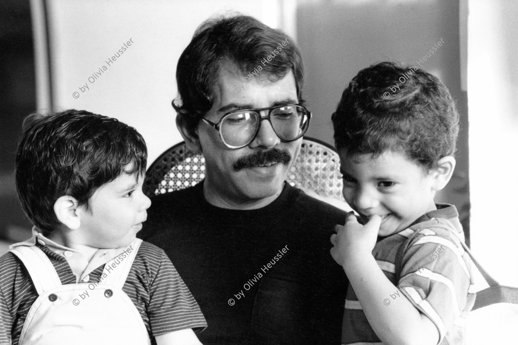 Image of sheet 19840530 photo 40: Kommandant Daniel Ortega Saavedra mit seinem Sohn zu Hause in Managua 1984 √ comandante de la revolucion at home private privacy family member 

José Daniel Ortega Saavedra (Spanish pronunciation: [xo̞ˈse̞ ðaˈnje̞l o̞rˈte̞ɣa saˈβe̞ðɾa]; born 11 November 1945) is a Nicaraguan politician. He is the current President of Nicaragua (since 2007), a position he has held previously between 1985 and 1990. A leader in the socialist Sandinista National Liberation Front (Frente Sandinista de Liberación Nacional, FSLN), his policies in government have seen the implementation of leftist reforms across Nicaragua.