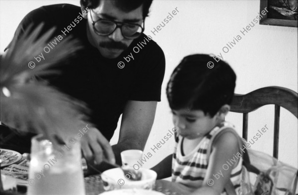 Image of sheet 19840530 photo 41: Daniel Ortega bei sich zu Hause mit zwei seiner Kinder. Am Frühstückstisch.