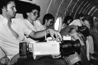 Image of sheet 19840540 photo 42: Journalisten Fotografen. Susan Meiselas schläft auf ihren Schenkeln. Innen in Transportflugzeug an die Costa Atlantica. RAAN Puerto Cabezas. Flugzeug der Aeronica. Nicaragua 1984 √ flight transport journalists fotograf Photographers central america Journalism