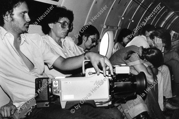 Image of sheet 19840540 photo 42: Journalisten Fotografen. Susan Meiselas schläft auf ihren Schenkeln. Innen in Transportflugzeug an die Costa Atlantica. RAAN Puerto Cabezas. Flugzeug der Aeronica. Nicaragua 1984 √ flight transport journalists fotograf Photographers central america Journalism