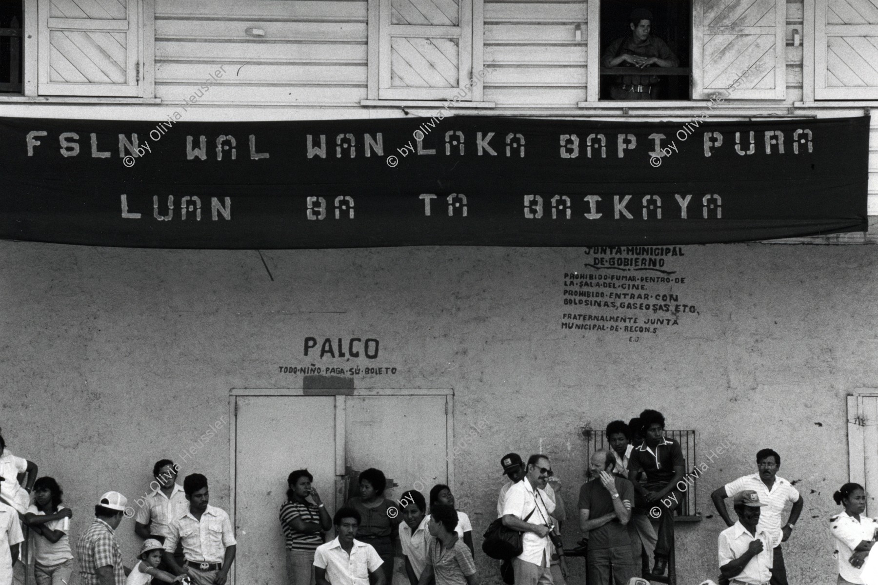 Image of sheet 19840540 photo 6: Seguimos de Frente con el Frente. Wahlpropaganda der F.S.L.N. Frente Sandinista de Liberacion National. Nicaragua 1984 √ Puerto Cabezas Indio Indigenos Costa Atlantica Protest People 
Miskito Indianer
© 1984, OLIVIA HEUSSLER / www.clic.li