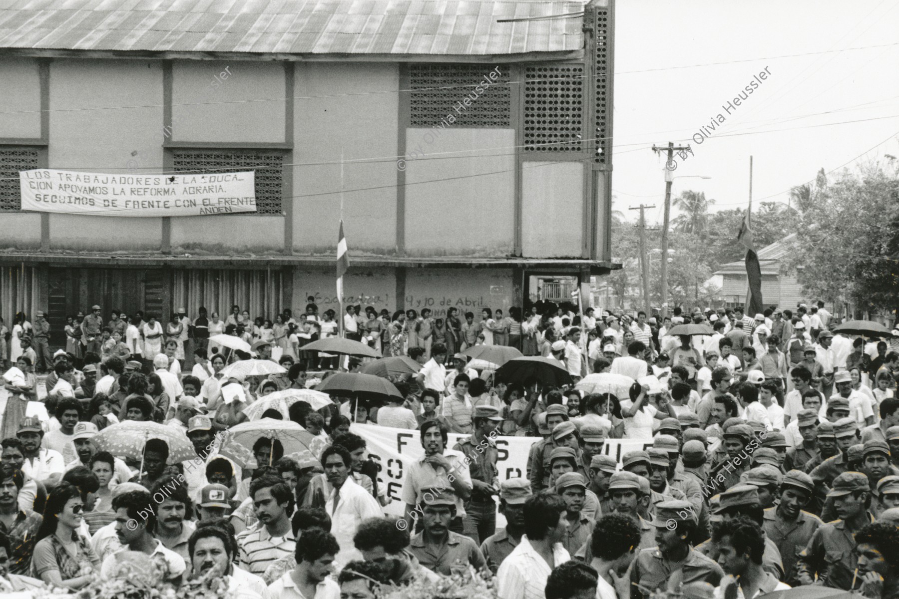 Image of sheet 19840550 photo 13: Wahlveranstaltung für den F.S.L.N. FSLN an der Atlantikküste. RAAN Puerto Cabezas. Zuschauer Nicaragua 1984 √ 
Elective for F.S.L.N. on the Atlantic coast