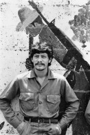 Image of sheet 19840550 photo 19: Wahlveranstaltung für den F.S.L.N. FSLN  Atlantikküste. RAAN Puerto Cabezas. Miskitos Indianer. Soldaten Sandinisten. Costa Atlantica. Portrait Indianer Miskito Indio Indigena. Soldaten EPS vor Wandmalerei Graffitis. rifle weapon wandmalerei Soldat soldier soldado military miltär miliz Zuschauer Nicaragua  1984 √