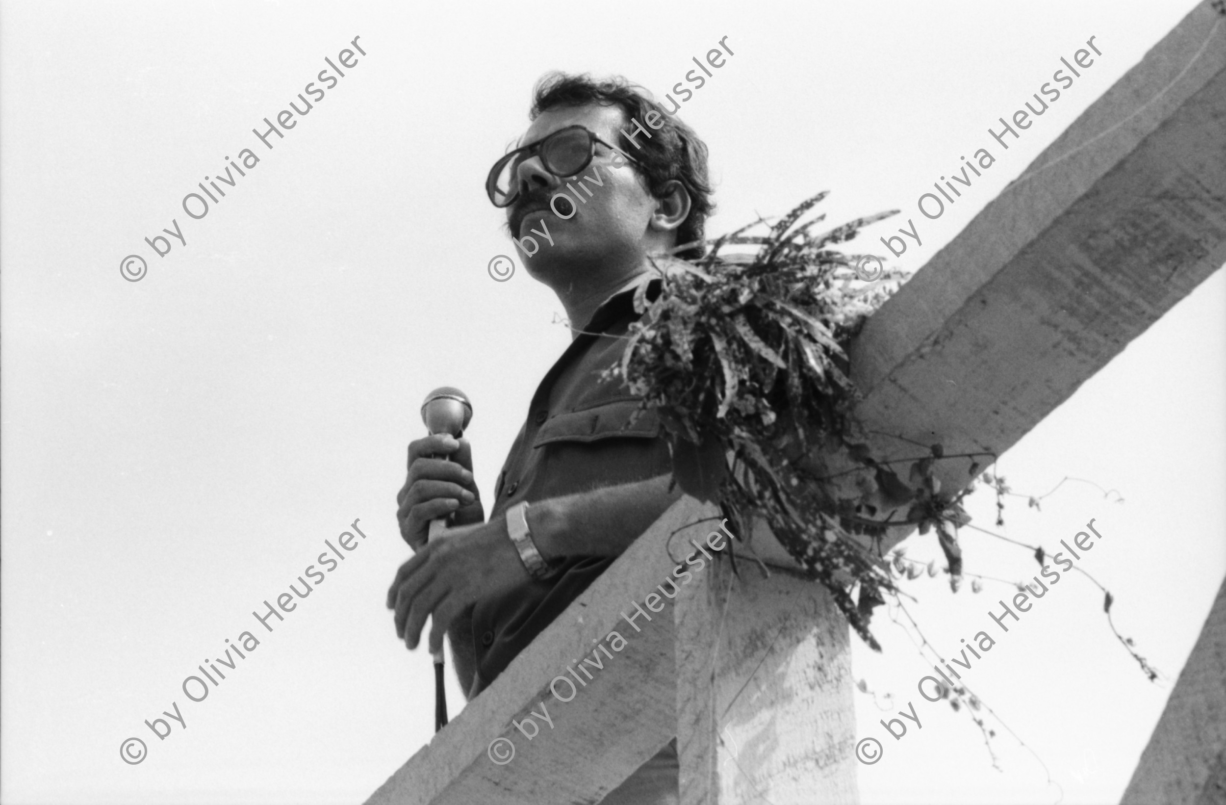 Image of sheet 19840550 photo 30: Wahlveranstaltung für den F.S.L.N. FSLN an der Atlantikküste. RAAN Puerto Cabezas. Musikinstrumente. Miskitos Indianer. Soldaten Sandinisten. Cmdte. Kommandant Daniel Ortega mit kleinem Mädchen. Und Führer der Sandinisten an der Costa Atlantica. Portrait Indianer Miskito Indio Indigena. Soldaten EPS vor Wandmalerei Graffittis. Zuschauer Nicaragua Musikinstrumente Pauke. Musik. 1984