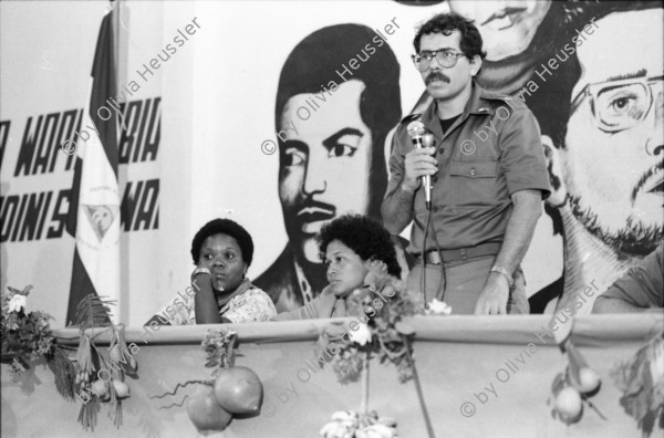 Image of sheet 19840550 photo 41: Sandinisten. Cmdte. Kommandant Daniel Ortega mit kleinem Mädchen. Und Führer der Sandinisten an der Costa Atlantica.