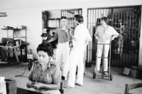 Image of sheet 19840560 photo 10: In einer Schneiderei der sandinistischen Armee arbeiten Frauen an der Nähmaschine, Managua Nicaragua. 1984.
Jan Schmeitz im HinGru re. Journalismus