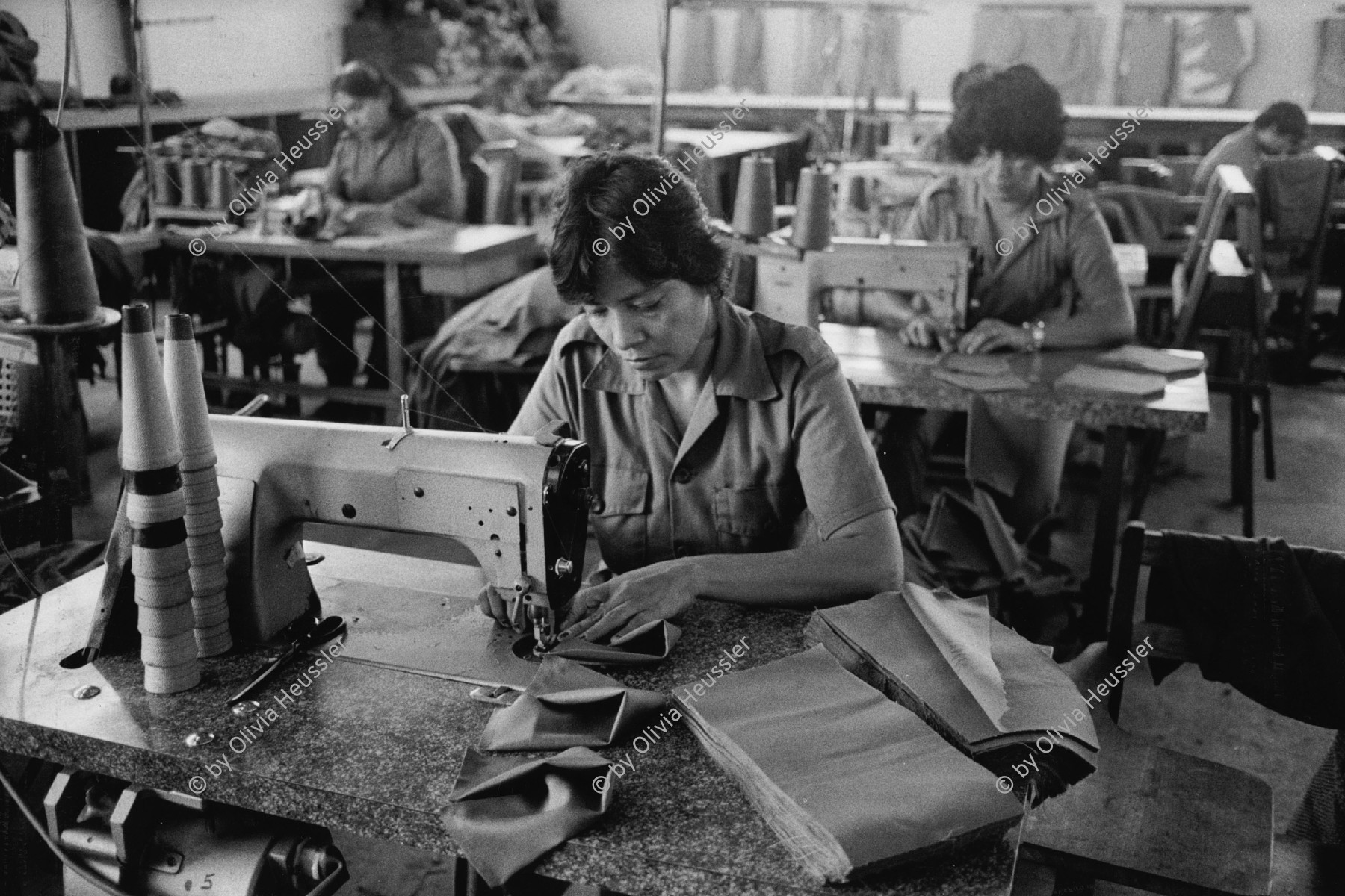 Image of sheet 19840560 photo 14: In einer Schneiderei der sandinistischen Armee arbeiten Frauen an der Nähmaschine, Managua Nicaragua. 1984.
Dressmaker works in a Studio for military clothes. Army Soldaten Uniformen