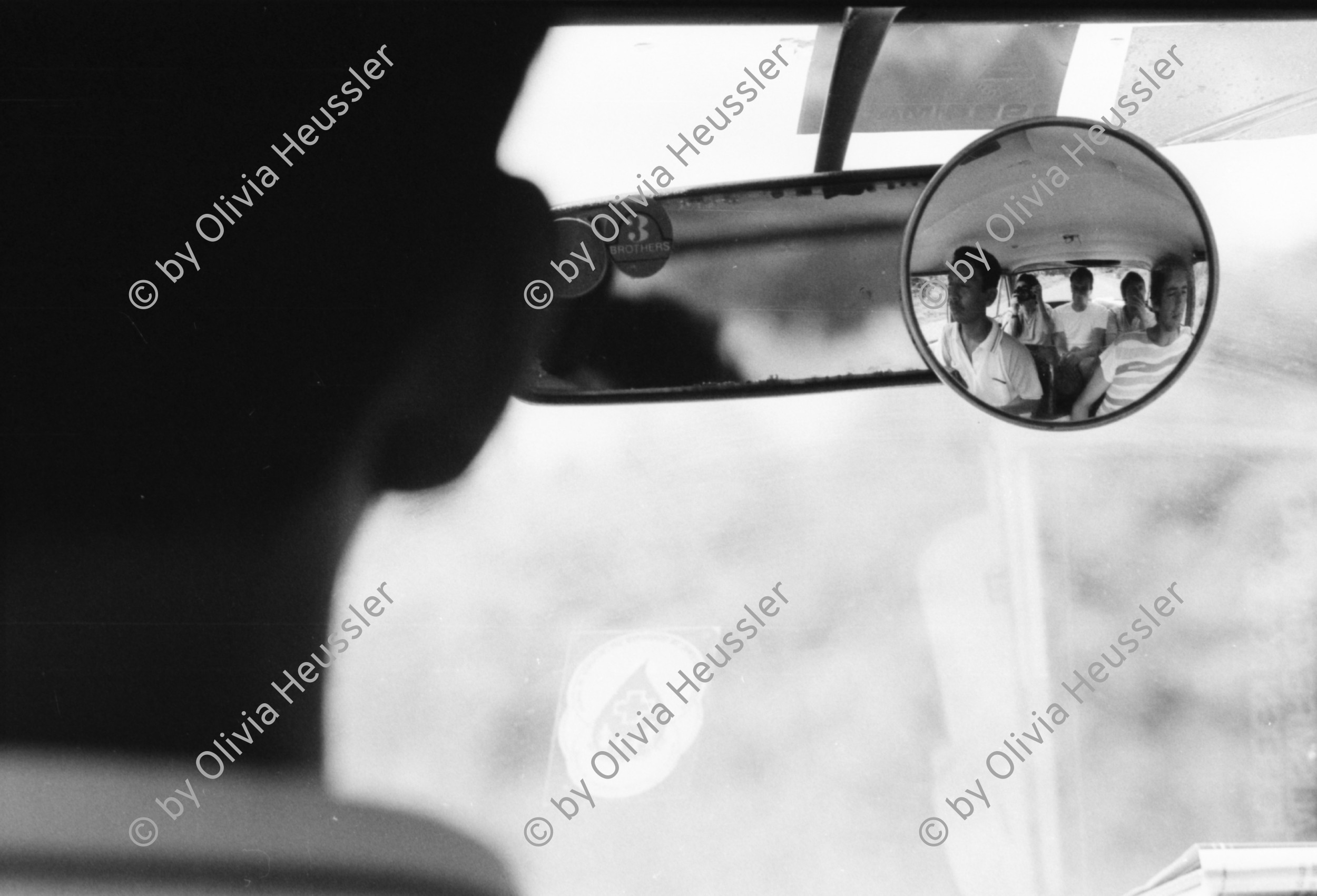 Image of sheet 19840570 photo 35: Olivia Heussler sitzt todmüde auf einem Platz nach einer Veranstaltung für Daniel Ortega. Tonfrau. Fahrt nach Costa Rica mit Kristina Konrad. Grenze Penas Blancas. Kleine Häuser der Atlantik küsten bewohner Innen. Eine junge Frau arbeitet mit ihren Füssen an einm Korb. Holzhäuser auf Stelzen Handwerk Kunst arte art Nicaragua 1984 Costa Rica
