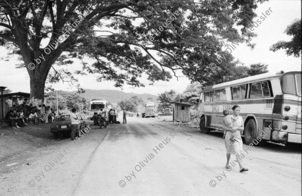 Image of sheet 19840570 photo 36: Olivia Heussler sitzt todmüde auf einem Platz nach einer Veranstaltung für Daniel Ortega. Tonfrau. Fahrt nach Costa Rica mit Kristina Konrad. Grenze Penas Blancas. Kleine Häuser der Atlantik küsten bewohner Innen. Eine junge Frau arbeitet mit ihren Füssen an einm Korb. Holzhäuser auf Stelzen Handwerk Kunst arte art Nicaragua 1984 Costa Rica