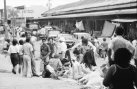 Image of sheet 19840570 photo 38: Olivia Heussler sitzt todmüde auf einem Platz nach einer Veranstaltung für Daniel Ortega. Tonfrau. Fahrt nach Costa Rica mit Kristina Konrad. Grenze Penas Blancas. Kleine Häuser der Atlantik küsten bewohner Innen. Eine junge Frau arbeitet mit ihren Füssen an einm Korb. Holzhäuser auf Stelzen Handwerk Kunst arte art Nicaragua 1984 Costa Rica