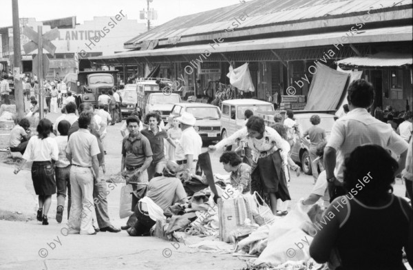 Image of sheet 19840570 photo 38: Olivia Heussler sitzt todmüde auf einem Platz nach einer Veranstaltung für Daniel Ortega. Tonfrau. Fahrt nach Costa Rica mit Kristina Konrad. Grenze Penas Blancas. Kleine Häuser der Atlantik küsten bewohner Innen. Eine junge Frau arbeitet mit ihren Füssen an einm Korb. Holzhäuser auf Stelzen Handwerk Kunst arte art Nicaragua 1984 Costa Rica