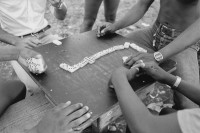 Image of sheet 19840580 photo 12: Diese jungen Männer spielen in ihrer Freizeit Domino. Die meisten haben keine Arbeit mehr  als Fischer. Puerto Limon Costa Rica 09.84 Zentralamerika √