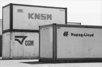 Image of sheet 19840580 photo 21: Der Schiffshafen in Puerto Limon ist von den Deutschen ausgebaut worden. Container. Schwimmendes Holz. Guardia de Asistencia Rural. Eine Aufsichtsperson für ländliche Gegend. Junge Männer spielen Domino. San Josè de Costa Rica. Marineschnellboot. Bananenexport Costa Rica 1984 Puerto Limon
