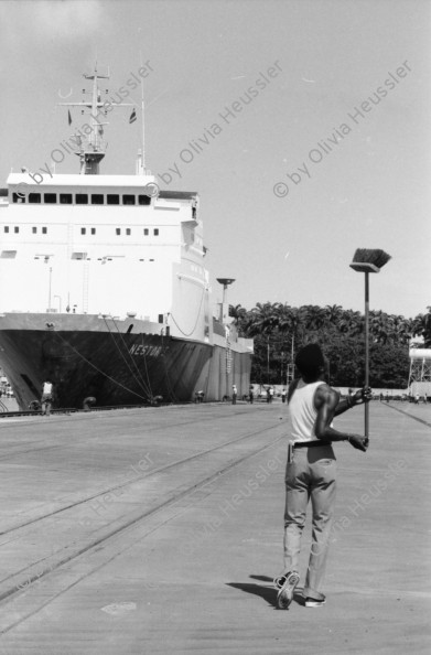 Image of sheet 19840580 photo 24: Der Schiffshafen in Puerto Limon ist von den Deutschen ausgebaut worden. Container. Schwimmendes Holz. Guardia de Asistencia Rural. Eine Aufsichtsperson für ländliche Gegend. Junge Männer spielen Domino. San Josè de Costa Rica. Marineschnellboot. Bananenexport Costa Rica 1984 Puerto Limon