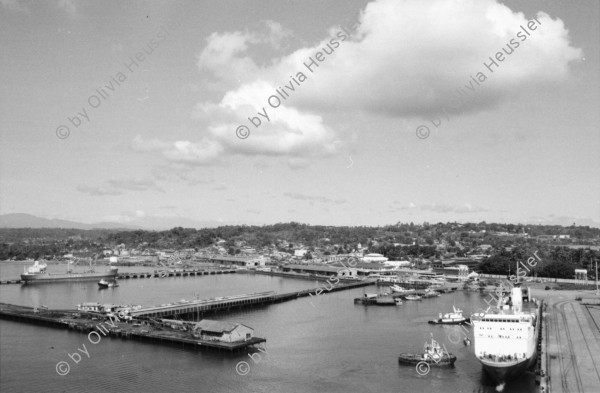 Image of sheet 19840580 photo 26: Der Schiffshafen in Puerto Limon ist von den Deutschen ausgebaut worden. Container. Schwimmendes Holz. Guardia de Asistencia Rural. Eine Aufsichtsperson für ländliche Gegend. Junge Männer spielen Domino. San Josè de Costa Rica. Marineschnellboot. Bananenexport Costa Rica 1984 Puerto Limon