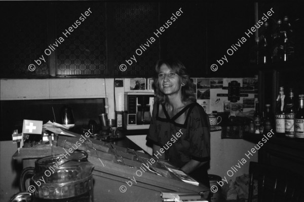 Image of sheet 19840590 photo 11: Bei Antonio und Ursula Hauser im Restaurant Ursonico. Die Spagetti werden selbst gemacht. In der Küche. Hauptstrasse Polizei. National Jugendliche Frauen. Wahlplakat. Reklame für Pizza Hut. Strassenszene. San José de Costa Rica Zentralamerika Centralamerica 1984