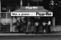 Image of sheet 19840590 photo 17: Bei Antonio und Ursula Hauser im Restaurant Ursonico. Die Spagetti werden selbst gemacht. In der Küche. Hauptstrasse Polizei. National Jugendliche Frauen. Wahlplakat. Reklame für Pizza Hut. Strassenszene. San José de Costa Rica Zentralamerika Centralamerica 1984