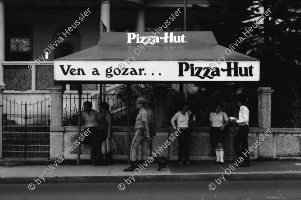 Image of sheet 19840590 photo 17: Bei Antonio und Ursula Hauser im Restaurant Ursonico. Die Spagetti werden selbst gemacht. In der Küche. Hauptstrasse Polizei. National Jugendliche Frauen. Wahlplakat. Reklame für Pizza Hut. Strassenszene. San José de Costa Rica Zentralamerika Centralamerica 1984