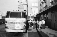 Image of sheet 19840590 photo 33: Bei Antonio und Ursula Hauser im Restaurant Ursonico. Die Spagetti werden selbst gemacht. In der Küche. Hauptstrasse Polizei. National Jugendliche Frauen. Wahlplakat. Reklame für Pizza Hut. Strassenszene. San José de Costa Rica Zentralamerika Centralamerica 1984