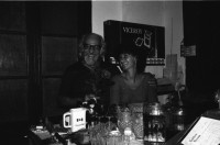 Image of sheet 19840590 photo 6: Bei Antonio und Ursula Hauser im Restaurant Ursonico. Die Spagetti werden selbst gemacht. In der Küche. Hauptstrasse Polizei. National Jugendliche Frauen. Wahlplakat. Reklame für Pizza Hut. Strassenszene. San José de Costa Rica Zentralamerika Centralamerica 1984