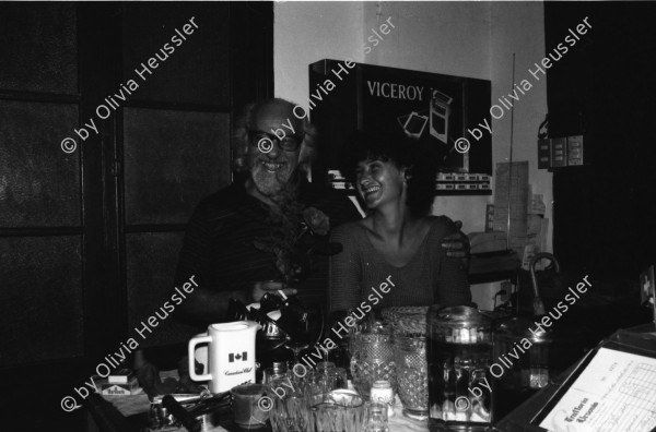 Image of sheet 19840590 photo 6: Bei Antonio und Ursula Hauser im Restaurant Ursonico. Die Spagetti werden selbst gemacht. In der Küche. Hauptstrasse Polizei. National Jugendliche Frauen. Wahlplakat. Reklame für Pizza Hut. Strassenszene. San José de Costa Rica Zentralamerika Centralamerica 1984