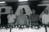 Image of sheet 19840600 photo 16: Aus: «Der Traum von Solentiname» EPF, Zürich 
«El Sueño de Solentiname» IHNCA Managua p.54 oben

German Federal Chancellor and Social Democrat Willy Brandt is awarded an honorary degree of the Universidad Nacional Autónoma de Nicaragua (UNAN ) by revolutionary commanders Bayardo Arce (l.) and Daniel Ortega (r.). Managua, 1984

Der deutsche Bundeskanzler und Sozialdemokrat Willy Brandt erhält von Revolutionskommandanten Bayardo Arce (l.) und Daniel Ortega (r.) den Ehrendoktor der Universidad Nacional Autónoma de Nicaragua