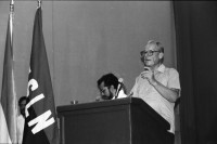 Image of sheet 19840600 photo 2: Der ehemalige deutsche Bundeskanzler der SPD Willy Brandt erhält von den Sandinisten und der FSLN den Honoris Causa in der UNAN, Managua Nicaragua 1984.
Bayardo Arce li. und Kommandant Daniel Ortega re.