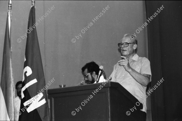 Image of sheet 19840600 photo 2: Der ehemalige deutsche Bundeskanzler der SPD Willy Brandt erhält von den Sandinisten und der FSLN den Honoris Causa in der UNAN, Managua Nicaragua 1984.
Bayardo Arce li. und Kommandant Daniel Ortega re.