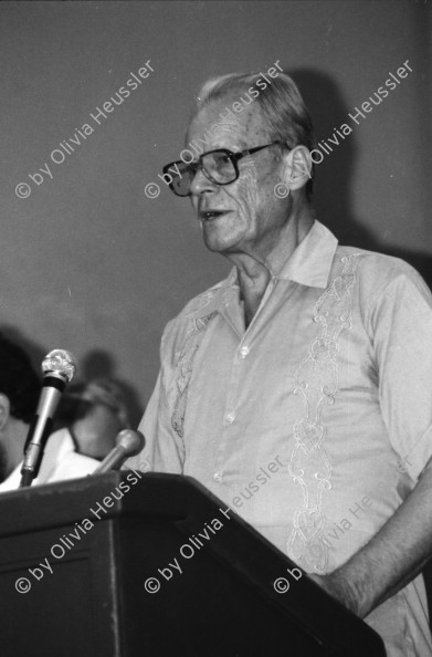 Image of sheet 19840600 photo 5: Der ehemalige deutsche Bundeskanzler der SPD Willy Brandt erhält von den Sandinisten und der FSLN den Honoris Causa in der UNAN, Managua Nicaragua 1984.