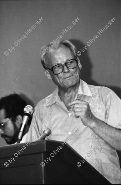 Image of sheet 19840600 photo 7: Der ehemalige deutsche Bundeskanzler der SPD Willy Brandt erhält von den Sandinisten und der FSLN den Honoris Causa in der UNAN, Managua Nicaragua 1984.
Bayardo Arce li. und Kommandant Daniel Ortega re.