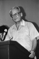 Image of sheet 19840600 photo 9: Der ehemalige deutsche Bundeskanzler der SPD Willy Brandt erhält von den Sandinisten und der FSLN den Honoris Causa in der UNAN, Managua Nicaragua 1984.
Bayardo Arce li. und Kommandant Daniel Ortega re.