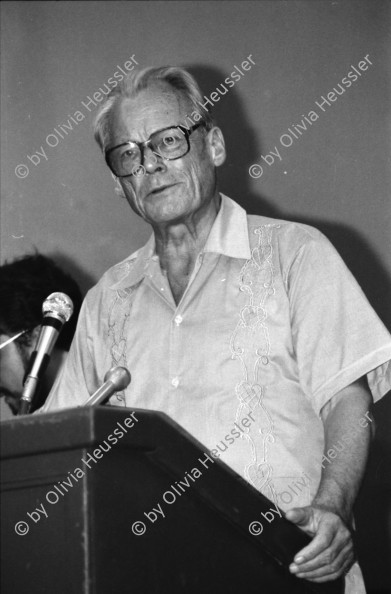 Image of sheet 19840600 photo 9: Der ehemalige deutsche Bundeskanzler der SPD Willy Brandt erhält von den Sandinisten und der FSLN den Honoris Causa in der UNAN, Managua Nicaragua 1984.
Bayardo Arce li. und Kommandant Daniel Ortega re.