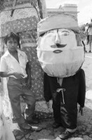 Image of sheet 19840610 photo 22: Kinder verkleidet als enano auf der Plaza de Gobierno.  Nicaragua 1984
 el enano cabezón .