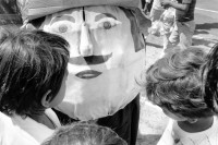 Image of sheet 19840610 photo 24: Rolle als Nebenfigur der Gigantona, die im alten nicaraguanischen Strassentheater spielt. Nicaragua Managua 10.84 1984 √ La Gigantona y el enano cabezón son representaciones de personajes del tiempo colonial que salen a alegrar las fiestas. el enano cabezón