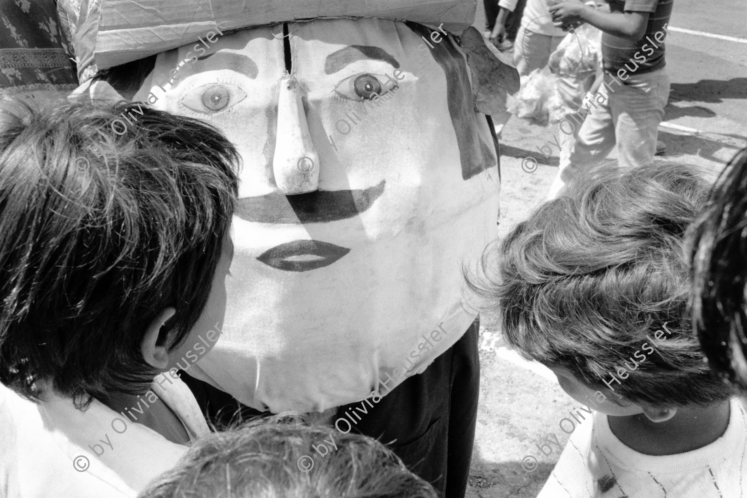 Image of sheet 19840610 photo 24: Rolle als Nebenfigur der Gigantona, die im alten nicaraguanischen Strassentheater spielt. Nicaragua Managua 10.84 1984 √ La Gigantona y el enano cabezón son representaciones de personajes del tiempo colonial que salen a alegrar las fiestas. el enano cabezón