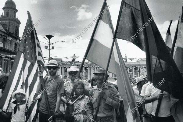 Image of sheet 19840610 photo 26: US-amerikanische Gewerkschafter und Farmer demonstrieren ihre Solidarität mit den sandinistischen Organisationen FSLN und UNAG. Fahnen Nordamerikanische und Sandinistische
US-american Unionists visiting Nicaraguan Worker Unions and Farmers 
Managua Nicaragua 1984 √

Aus: Out of: Der Traum von Solentiname / The dream of Solentiname / El sueño de Solentiname page 35 

A group of farmers visiting from the USA , at a festival of the National Association of Farmers and Cattle Breeders (Union Nacional de Agricultores y Ganaderos, UNAG). Plaza of the Revolution, Managua 1984