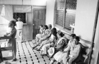 Image of sheet 19840620 photo 1: Estella Hörtner mit einem Bauer. Kleines Mädchen und Menschen schlange. Benzin holen. Maurer Patientinnen warten in Wartezimmer des Spital in La Esperanza. El Rama Oesterreichische Zusammenarbeit. Waffe weapon AK-47 Kalaschnikow Mutter und krankes Kind. Schwangere. Drachen steigen. oesterreichischer Arzt aus Österreich empfängt Patienten. Knabe und Esel beladen. Bauern im Kooperativen eigenen Laden. Zwei Miskitos Miskito indianer stellen die einheimischen Taschen aus Ratan Korbgeflecht her. Junge Soldat Innen. EPS.
Nicaragua 
Región Autónoma del Atlántico Sur RAAS Nicaragua 1984
Volando cometas. La Esperanza, Región Autónoma Atlántico Sur, 1984
Flying kites. La Esperanza, South Atlantic Autonomous Region, 1984