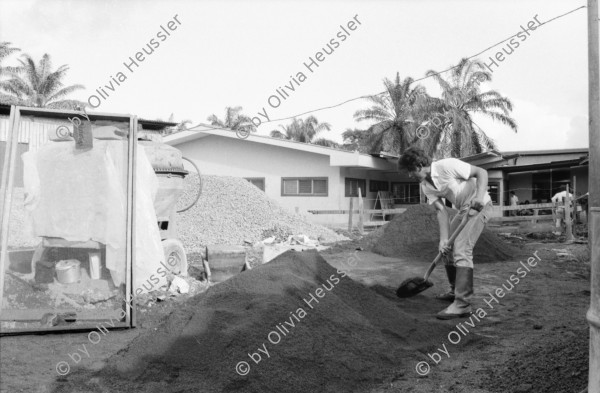 Image of sheet 19840620 photo 3: Estella Hörtner mit einem Bauer. Kleines Mädchen und Menschen schlange. Benzin holen. Maurer Patientinnen warten in Wartezimmer des Spital in La Esperanza. El Rama Oesterreichische Zusammenarbeit. Waffe weapon AK-47 Kalaschnikow Mutter und krankes Kind. Schwangere. Drachen steigen. oesterreichischer Arzt aus Österreich empfängt Patienten. Knabe und Esel beladen. Bauern im Kooperativen eigenen Laden. Zwei Miskitos Miskito indianer stellen die einheimischen Taschen aus Ratan Korbgeflecht her. Junge Soldat Innen. EPS.
Nicaragua 
Región Autónoma del Atlántico Sur RAAS Nicaragua 1984
Volando cometas. La Esperanza, Región Autónoma Atlántico Sur, 1984
Flying kites. La Esperanza, South Atlantic Autonomous Region, 1984