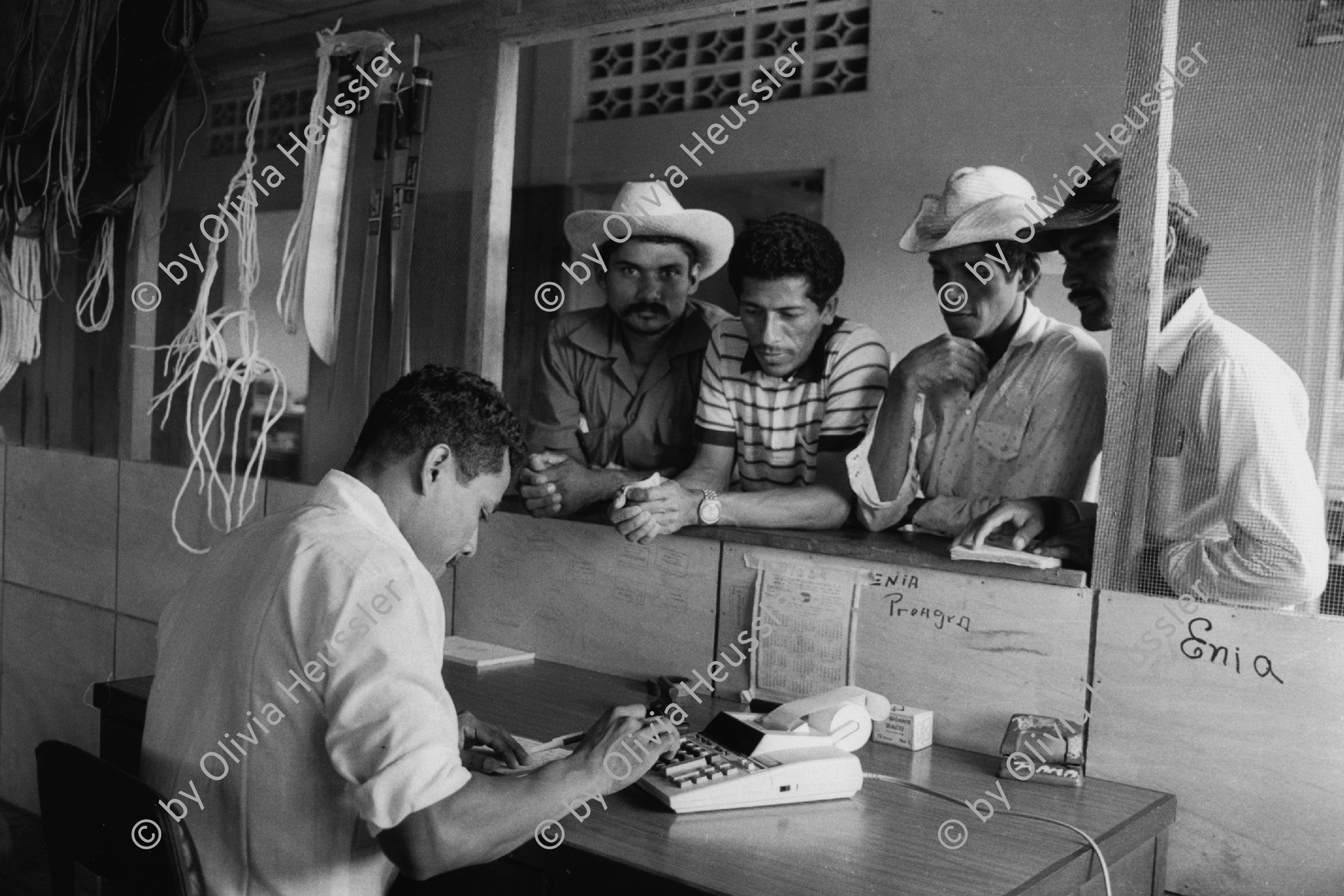 Image of sheet 19840620 photo 30: Das Landwirtschaftsministerium unterhält den Verkauf an Werkzeugen in einem Laden für die Bauern in der Región Autónoma del Atlántico Sur Nicaragua. 1984 √
