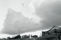 Image of sheet 19840620 photo 37: 'Cometas' Drachen steigen in La Esperanza. Wolken am Himmel
Volando cometas. La Esperanza, Región Autónoma Atlántico Sur, 1984
Flying kites. La Esperanza, South Atlantic Autonomous Region, 1984

Región Autónoma del Atlántico Sur RAAS  Nicaragua 1984 √
Out of: Der Traum von Solentiname  /  The dream of Solentiname  /  El sueño de Solentiname page  Nr: 70
Exhibition
Out of: From time to time  / Von Zeit zu Zeit
Exhibition: Ateliers Ouverts, Mulhouse 2018
Silvergelatine Print 39x85 signed
