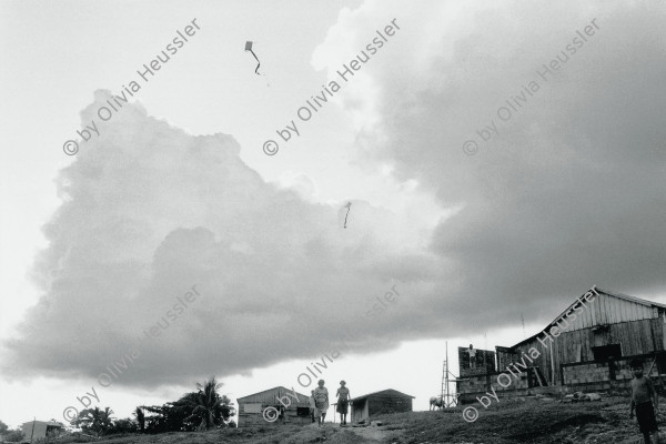 Image of sheet 19840620 photo 37: 'Cometas' Drachen steigen in La Esperanza. Wolken am Himmel
Volando cometas. La Esperanza, Región Autónoma Atlántico Sur, 1984
Flying kites. La Esperanza, South Atlantic Autonomous Region, 1984

Región Autónoma del Atlántico Sur RAAS  Nicaragua 1984 √
Out of: Der Traum von Solentiname  /  The dream of Solentiname  /  El sueño de Solentiname page  Nr: 70
Exhibition
Out of: From time to time  / Von Zeit zu Zeit
Exhibition: Ateliers Ouverts, Mulhouse 2018
Silvergelatine Print 39x85 signed